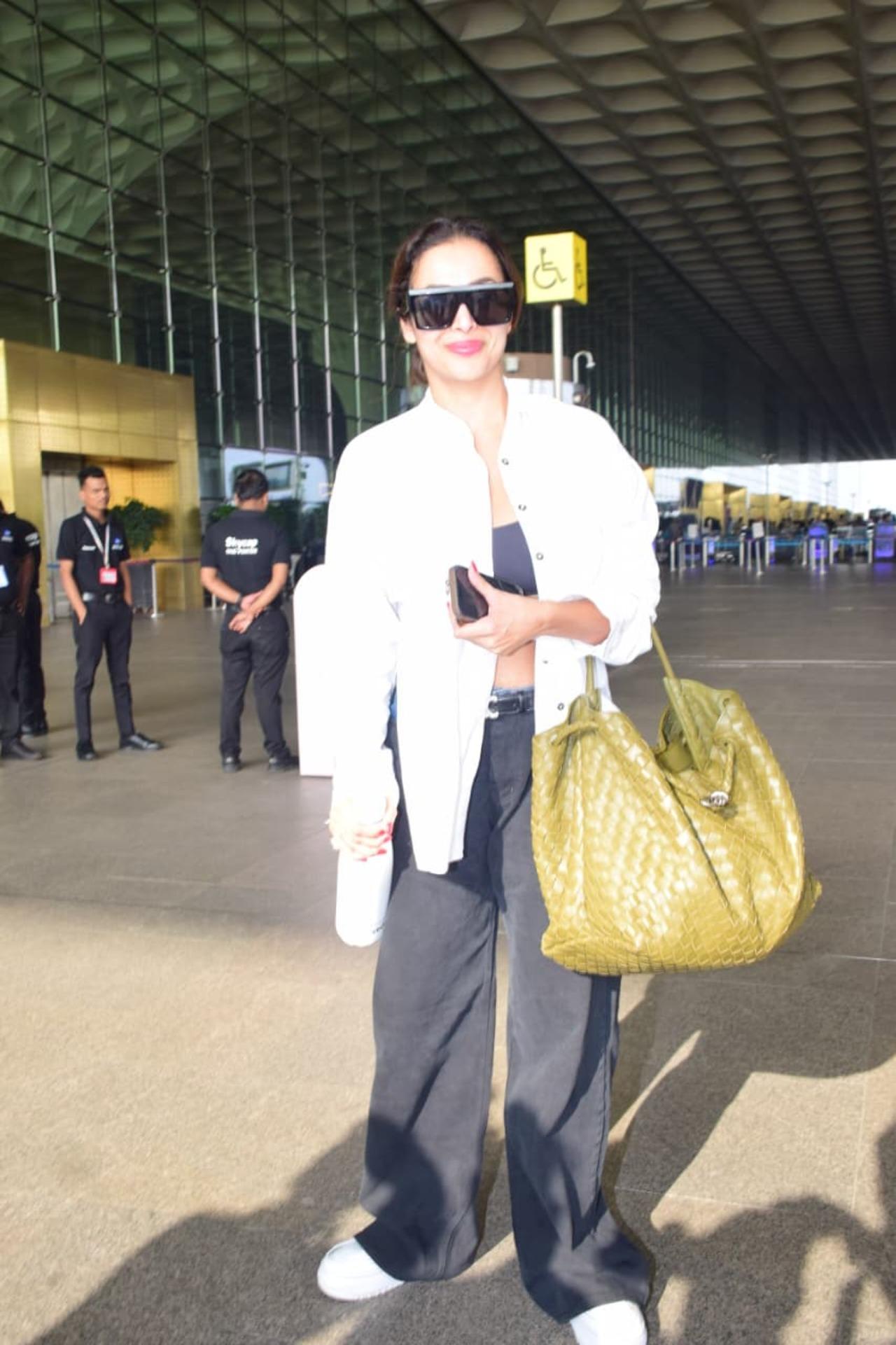Malaika Arora was also spotted at the airport exuding relaxed vibe. She opted for a black top and loose bottoms which she paired with white shirt. 